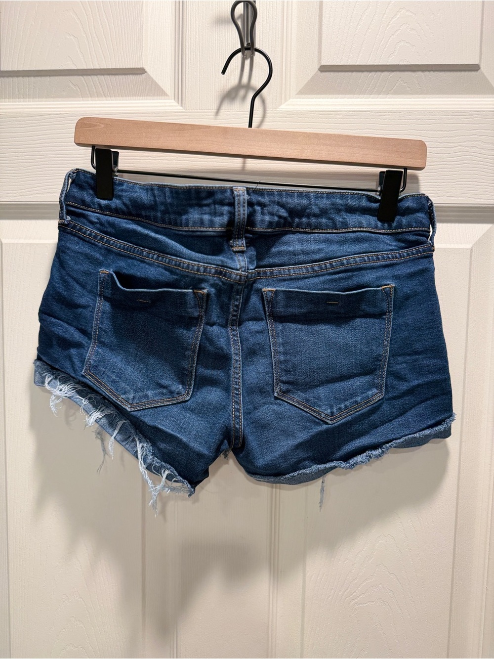 Altar’d State Denim Cutoff Jean Shorts Size 28/7 Blue Distressed Raw Hem Stretch - Picture 5 of 7